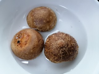 2、香菇滑鸡粥,将香菇去根并清洗干净