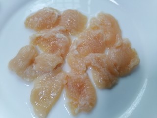 4、香菇滑鸡粥,鸡胸肉切成薄片