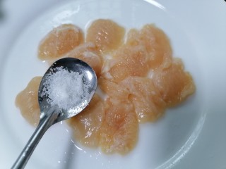 5、香菇滑鸡粥,放入少许盐