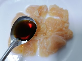 6、香菇滑鸡粥,放入一勺生抽和少许油将鸡胸肉腌制十五分钟