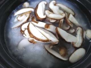 10、香菇滑鸡粥,放入香菇一同煮