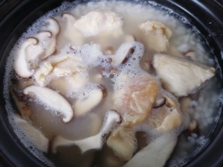 11、香菇滑鸡粥,将鸡胸肉也放进去