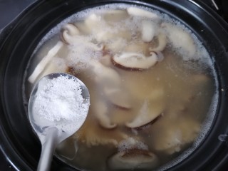 12、香菇滑鸡粥,加入一勺盐调味