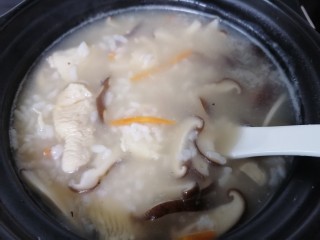13、香菇滑鸡粥,最后放入少许胡萝卜丝煮至粥浓稠即可