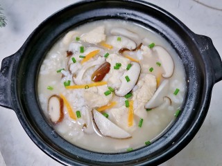 14、香菇滑鸡粥,撒上葱花