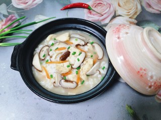 15、香菇滑鸡粥,拍上成品图,一道鲜美的香菇滑鸡粥就完成了。