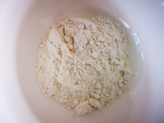 2、健康美味之蒸荞糕,碗中放入苦荞粉