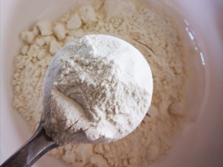 3、健康美味之蒸荞糕,加入面粉