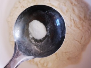 4、健康美味之蒸荞糕,加入小苏打并搅拌均匀