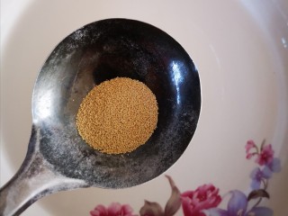 5、健康美味之蒸荞糕,另取碗倒入温水，倒入酵母并搅拌至融化