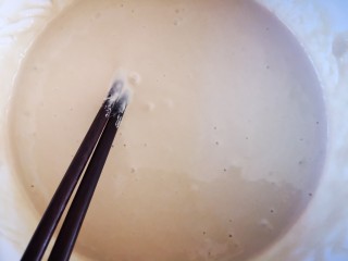 7、健康美味之蒸荞糕,搅拌至无颗粒