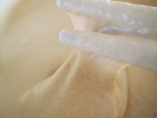 8、健康美味之蒸荞糕,搅拌好的面糊盖上保鲜膜进行发酵（40分钟）