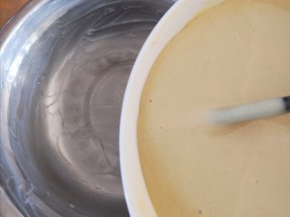 11、健康美味之蒸荞糕,倒入事先抹有猪油的小盆中