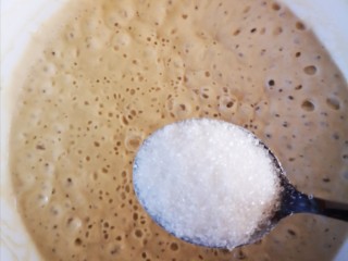10、健康美味之蒸荞糕,加入白糖搅拌均匀