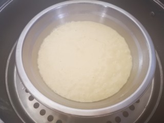 12、健康美味之蒸荞糕,蒸锅上汽后，将盛有面糊的小盆放入蒸锅中，中火蒸15分钟后关火并静置5分钟