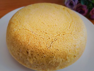 13、健康美味之蒸荞糕,5分钟后，将小盆取出，将荞糕反扣在盘中