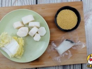 1、银鳕鱼山药粥,准备食材。