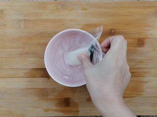 2、银鳕鱼山药粥,银鳕鱼解冻3-5分钟。