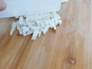 4、银鳕鱼山药粥,山药去皮切小丁。