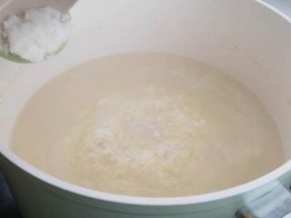 7、银鳕鱼山药粥,银鳕鱼倒入小米粥中搅拌均匀。