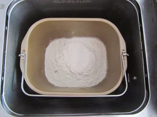 1、蟹壳黄烧饼,将水油面里的面粉、猪油、盐倒入面包机