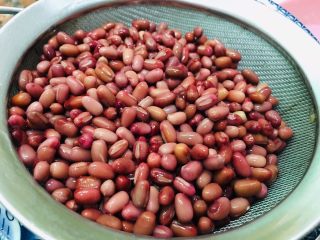 2、红豆牛奶西瓜冰,冲洗干净。