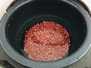 3、红豆牛奶西瓜冰,水和红豆一样多。