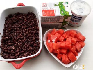 6、红豆牛奶西瓜冰,准备好所有食材。
