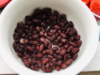 7、红豆牛奶西瓜冰,一层红豆。