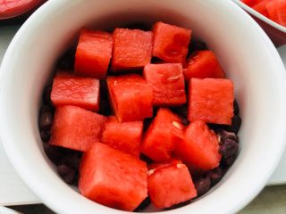 8、红豆牛奶西瓜冰,一层西瓜。