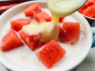 12、红豆牛奶西瓜冰,淋上炼乳。