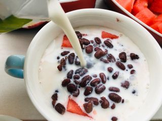 10、红豆牛奶西瓜冰,倒入牛奶。