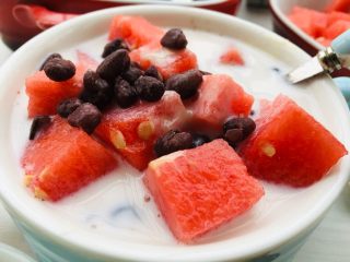 13、红豆牛奶西瓜冰,放数颗红豆点缀。