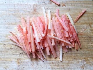 3、三丝炒面,胡萝卜切丝。