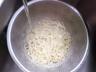 7、三丝炒面,捞出的面条过一下凉水，沥干水分，备用。