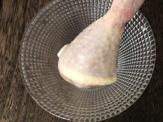 1、照烧鸡腿培根蛋炒饭,鸡腿一个洗净