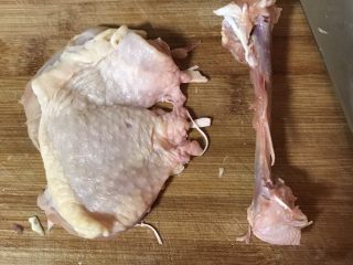 2、照烧鸡腿培根蛋炒饭,去除骨头切成小块