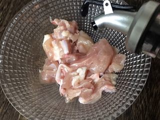 3、照烧鸡腿培根蛋炒饭,鸡腿块中加入一点黄酒