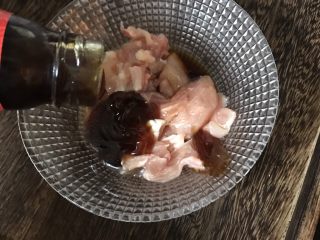 5、照烧鸡腿培根蛋炒饭,加入蚝油