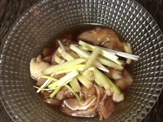 6、照烧鸡腿培根蛋炒饭,加入葱姜丝拌均匀后腌制15-30分钟