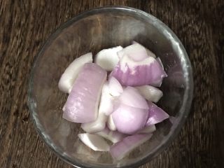 7、照烧鸡腿培根蛋炒饭,半个洋葱切成小块