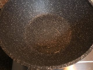 9、照烧鸡腿培根蛋炒饭,锅中倒入适量的油烧热