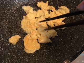 10、照烧鸡腿培根蛋炒饭,倒入鸡蛋液用筷子划炒成小块后盛出