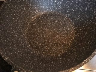 11、照烧鸡腿培根蛋炒饭,锅中再次倒入适量油