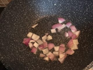12、照烧鸡腿培根蛋炒饭,倒入洋葱炒出香味
