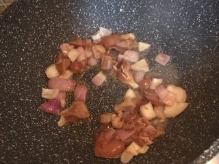 13、照烧鸡腿培根蛋炒饭,加入鸡腿肉翻炒片刻