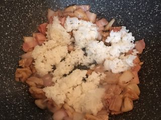 15、照烧鸡腿培根蛋炒饭,倒入米饭翻炒