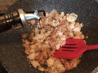 16、照烧鸡腿培根蛋炒饭,加一点点生抽
