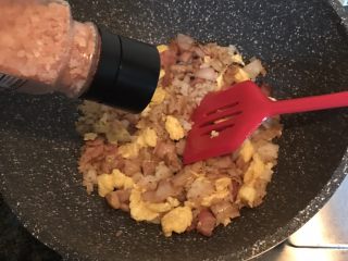 18、照烧鸡腿培根蛋炒饭,加少许细盐