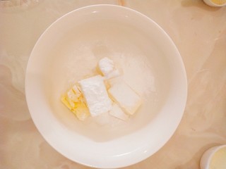 3、迷你水果塔,软化的黄油加糖粉打发